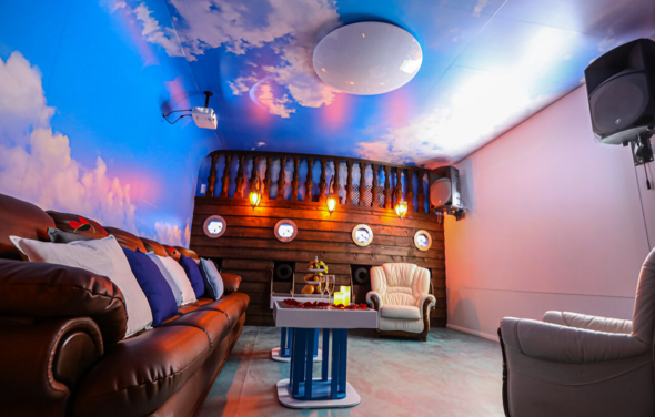 Kino Leto Стилизованный зал с большим экраном