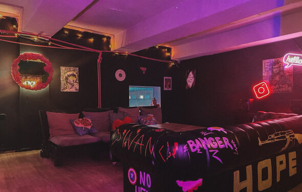 Авангард. Яркий зал с авторским дизайном