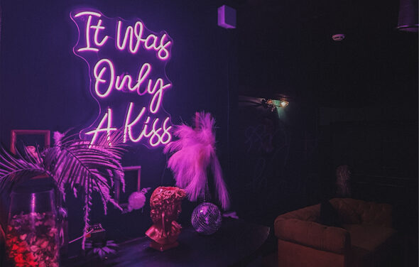 Честер. Зал с яркими диванами и камином