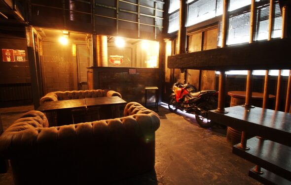 Рок-н-ролл. Двухуровневый лофт с мотоциклом