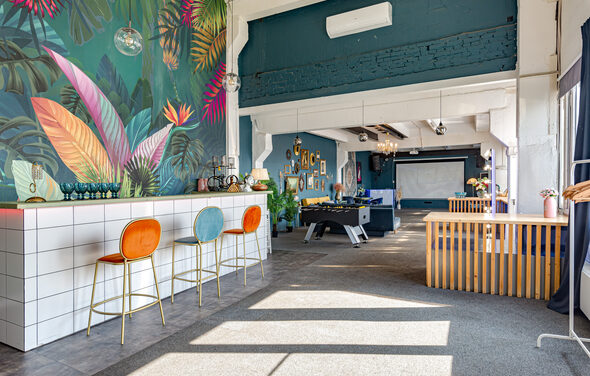 Стилизованный лофт с высокими потолками и верандой