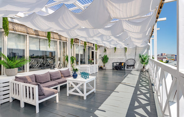 Стилизованный лофт с высокими потолками и верандой