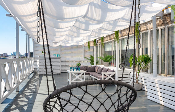 Стилизованный лофт с высокими потолками и верандой