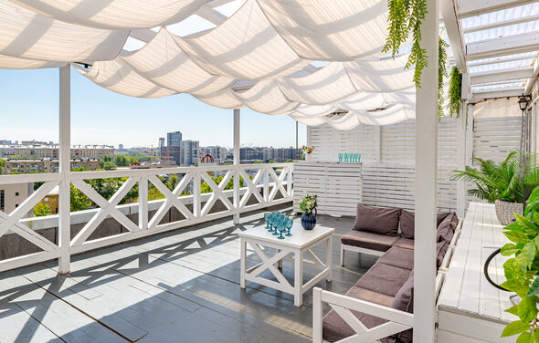 Стилизованный лофт с высокими потолками и верандой