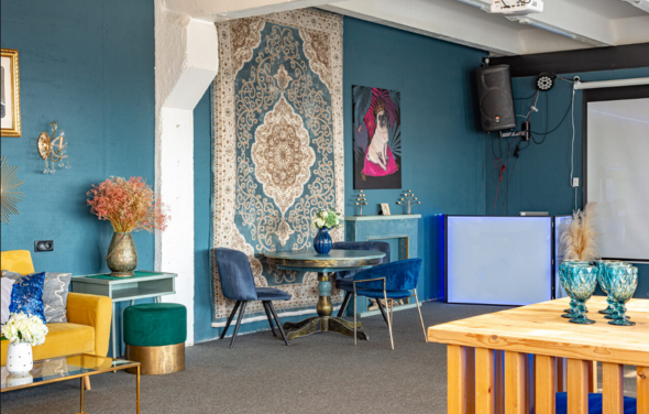 Стилизованный лофт с высокими потолками и верандой