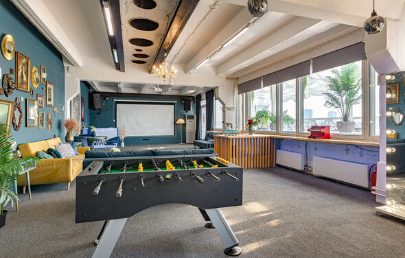 Стилизованный лофт с высокими потолками и верандой