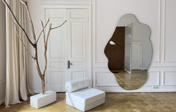 Светлое пространство с большим зеркалом и балконом