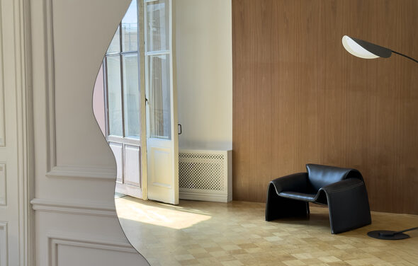 Светлое пространство с большим зеркалом и балконом