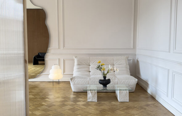 Светлое пространство с большим зеркалом и балконом