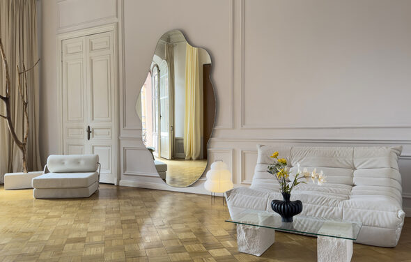 Светлое пространство с большим зеркалом и балконом