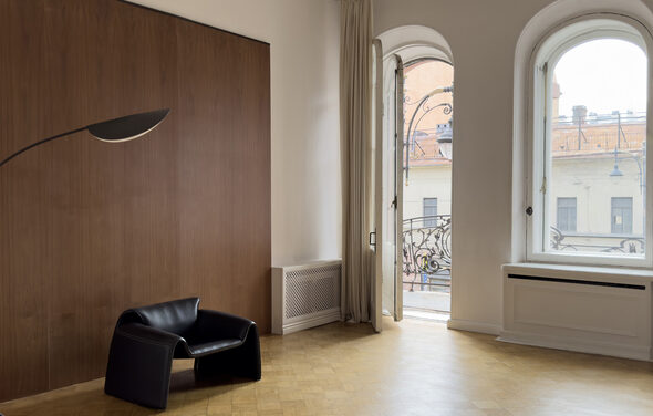 Светлое пространство с большим зеркалом и балконом