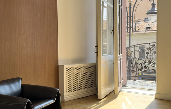 Светлое пространство с большим зеркалом и балконом