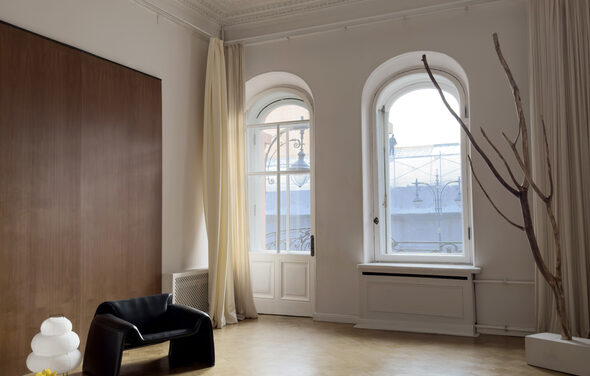 Светлое пространство с большим зеркалом и балконом