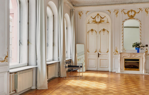 Большой светлый зал в классическом стиле с камином