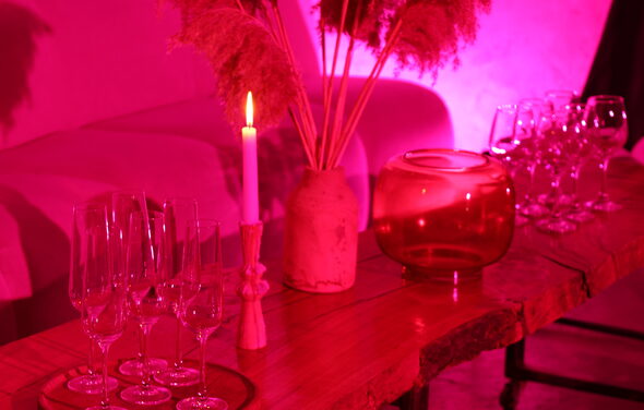 Светлый лофт со светомузыкой и барной стойкой