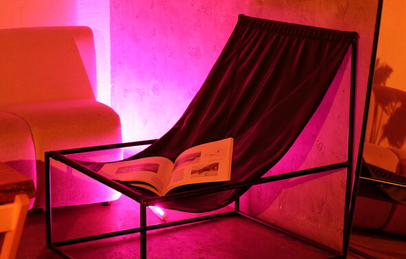 Светлый лофт со светомузыкой и барной стойкой