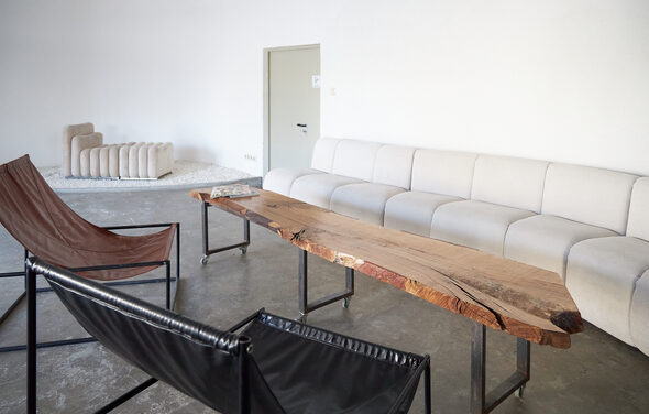 Светлый лофт со светомузыкой и барной стойкой