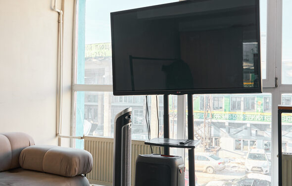 Светлый лофт со светомузыкой и барной стойкой