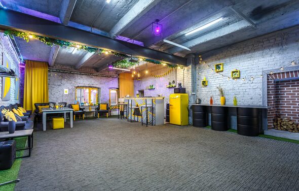 Уютный лофт с яркими акцентами с летней верандой