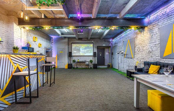 Уютный лофт с яркими акцентами с летней верандой