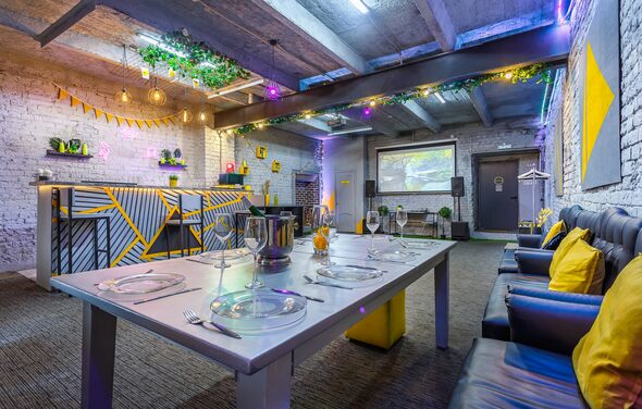 Уютный лофт с яркими акцентами с летней верандой