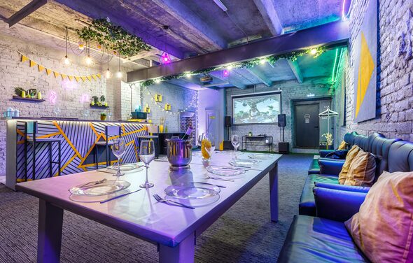 Уютный лофт с яркими акцентами с летней верандой