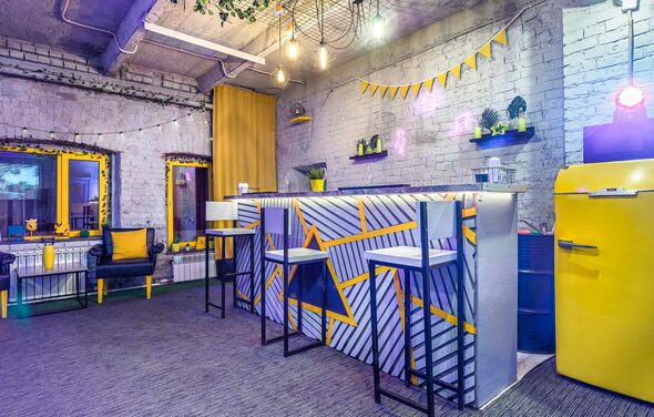 Уютный лофт с яркими акцентами с летней верандой