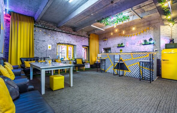 Уютный лофт с яркими акцентами с летней верандой