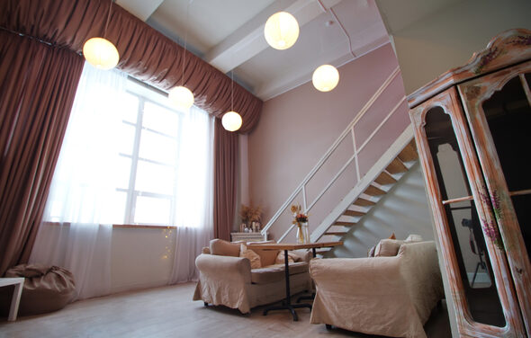 Гостиная. Светлый двухуровневый зал с большим окном