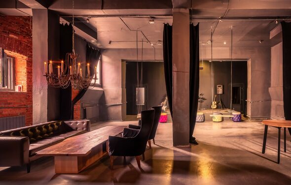 Music loft (Мьюзик лофт). Лофт-пространство с кирпичными и бетонными стенами, большим деревянным столом и кожаным диваном. Висячая люстра, черные занавесы, зеркала на стенах; мягкая разноцветная мебель. Световое освещение с акцентом на теплые тона.