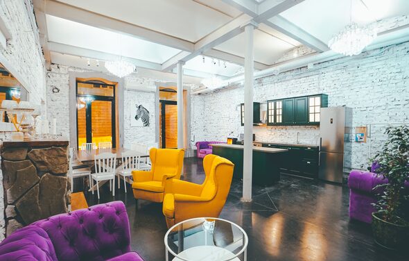 Белый лофт с яркой мебелью