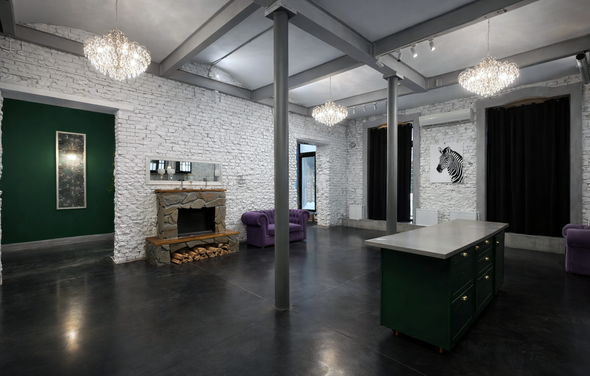 Белый лофт с яркой мебелью