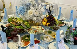 Просторный банкетный зал в классическом стиле