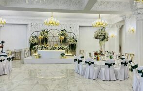 Просторный банкетный зал в классическом стиле