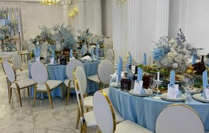 Просторный банкетный зал в классическом стиле