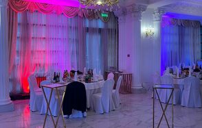 Просторный банкетный зал в классическом стиле