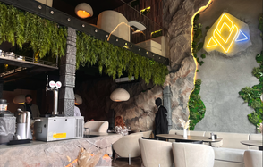 Просторный двухуровневый зал для мероприятий