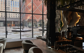 Просторный двухуровневый зал для мероприятий