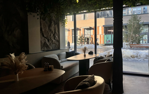 Просторный двухуровневый зал для мероприятий