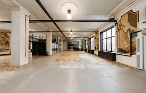 Пространство с колоннами и высокими потолками