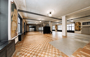 Пространство с колоннами и высокими потолками