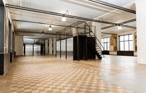 Пространство с колоннами и высокими потолками