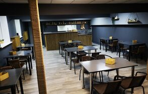 Площадка в строгих тонах для праздничных мероприятий