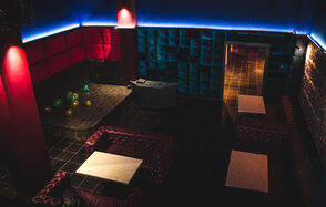 Двухуровневый лофт с кожаными диванами