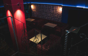 Двухуровневый лофт с кожаными диванами