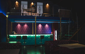 Двухуровневый лофт с кожаными диванами