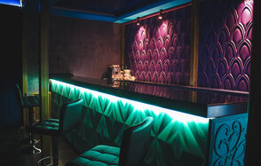 Двухуровневый лофт с кожаными диванами