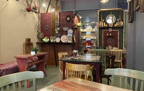 Уютное помещение с винтажной мебелью