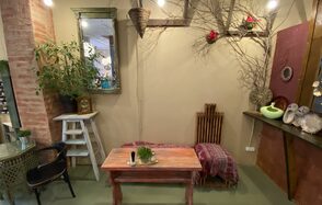 Уютное помещение с винтажной мебелью