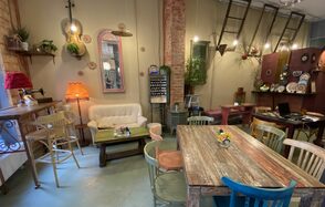 Уютное помещение с винтажной мебелью